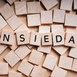 La palabra ansiedad formada con letras de madera sobre una mesa