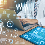 Monitoreo remoto de salud con panel digital y profesional médico
