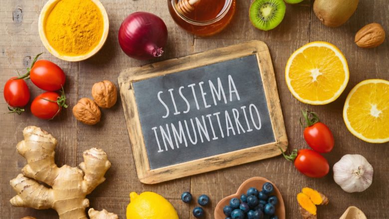 Alimentos frescos alrededor de una pizarra que dice Sistema Inmunitario